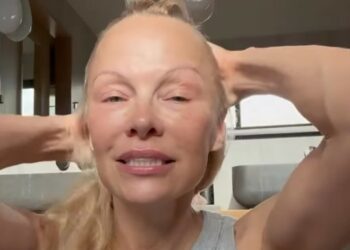 Pamela Anderson mostra la sua beauty routine senza trucco