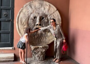 Caterina Balivo porta la figlia Cora alla Bocca della Verità