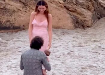 Andrea Cerioli chiede alla compagna di sposarlo in spiaggia