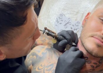 Mauro Icardi si fa un maxi tatuaggio sul collo come Fedez