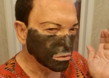 Cristiano Malgioglio mostra la sua routine di bellezza