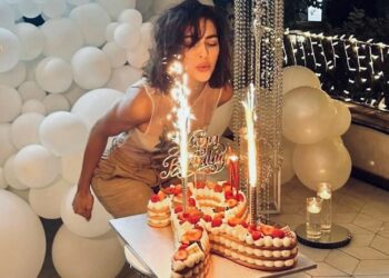 Rocio Munoz Morales festeggia 36 anni Raoul Bova e gli amici