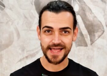 Valerio Scanu annuncia di essere diventato parrucchiere e l'apertura del suo salone