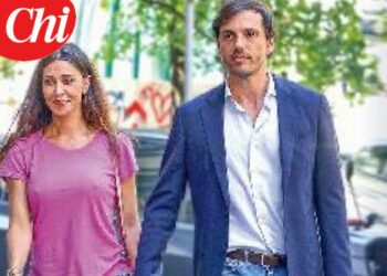 Belen Rodriguez paparazzata mano nella mano col nuovo fidanzato Angelo mentre visita il suo nuovo superattico a Milano