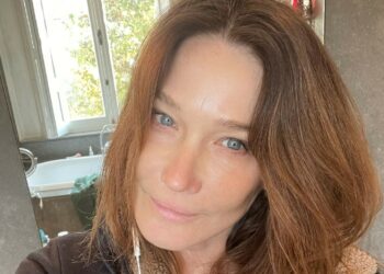 ''Digerire mi affatica e forse ho paura di prendere peso'': Carla Bruni parla del fatto che mangia solo la sera e poi tira avanti a tisane