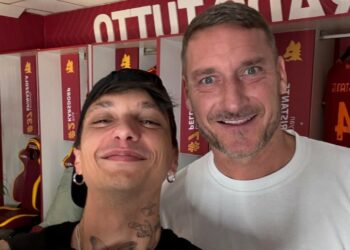 Francesco Totti al concerto di Ultimo con i figli Cristian e Isabel: dietro le quinte si divertono col cantante