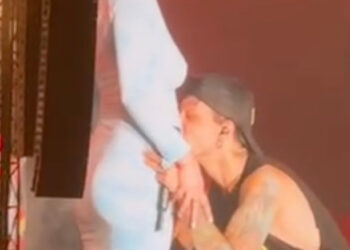 Ultimo annuncia finalmente di aspettare un figlio! La fidanzata Jacqueline sale sul palco a Roma, lui le bacia il pancione: guarda