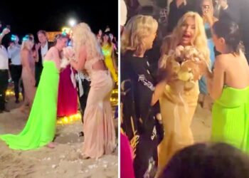 Valeria Marini sgomita per accaparrarsi il bouquet di Simona Ventura, la conduttrice sbotta: ''Lo avete distrutto''