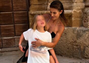 Elisabetta Canalis in vacanza in Sardegna con la figlia Skyler