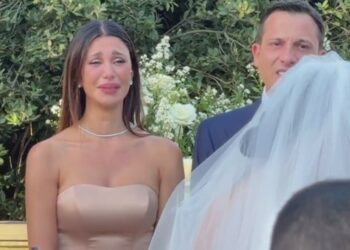 Belen Rodriguez piange a dirotto durante il matrimonio della sorella Cecilia