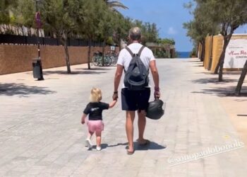 Paolo Bonolis è un nonno tenerissimo con il nipotino Sebastiano a Formentera
