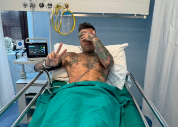 Fedez di nuovo ricoverato per un’emorragia interna, pubblica foto in ospedale e spiega di aver rischiato ancora di morire