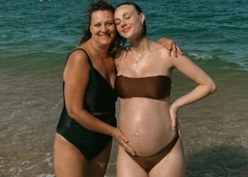 Rosalinda Cannavò in vacanza con i suoi genitori nelle Marche con il pancione di quasi otto mesi