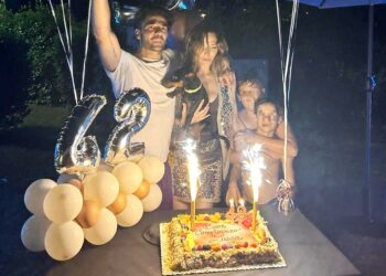 Laura Chiatti festeggia 42 anni nel giardino della sua villa in Umbria con il marito Marco Bocci, i figli e i fuochi d'artificio: foto