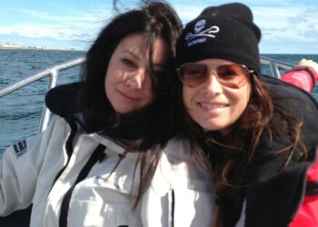 ''Ho un vuoto nel petto, ti amo sorella'': l’addio a Shannen Doherty dell’amica e collega di ‘Streghe’ Holly Marie Combs
