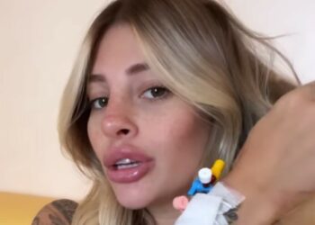 ''La prossima volta partorirò coi capelli zozzi'': Chiara Nasti replica alle critiche per essere entrata in sala parto con la piega fatta