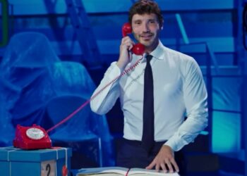 Le prime immagini di Stefano De Martino conduttore di Affari Tuoi in studio: impazzano i rumour sulla paga da capogiro in Rai