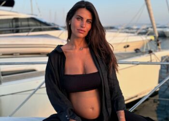 ''Il seno mi è aumentato di due taglie'': l'ex Miss Italia Carolina Stramare al quarto mese di gravidanza racconta i suoi cambiamenti fisici