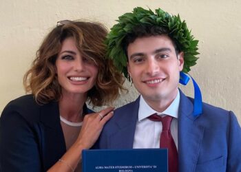 Samanta Togni orgogliosissima alla laurea del figlio Edoardo: in cosa si è diplomato e le immagini