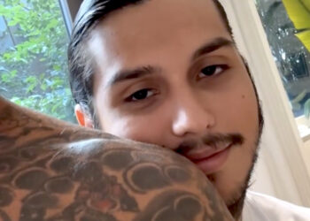 Dopo la comunità, Carlos Corona torna a casa da papà Fabrizio per le vacanze estive: le immagini e le parole sul fratellino che nascerà