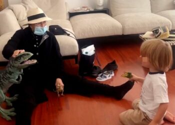 Eleonora Giorgi non rinuncia a godersi l’amato nipotino: cappello e mascherina per giocare con Gabriele