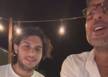 Fabrizio Corona festeggia i 22 anni del figlio Carlos a cena fuori