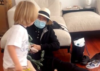 Eleonora Giorgi gioca col nipotino ma si protegge