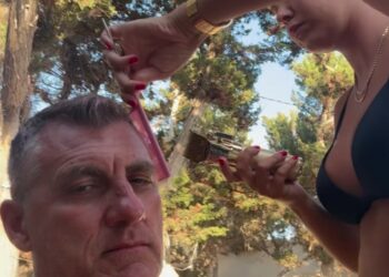 Costanza Caracciolo barbiere per il marito Christian Vieri