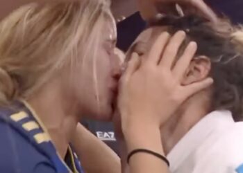 L'italiana Alice Bellandi vince l'oro alle Olimpiadi di Parigi 2024, poi il bacio alla fidanzata in tribuna: le immagini