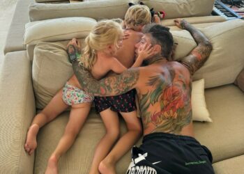''Le uniche notti in cui i miei demoni mi lasciano dormire'': Fedez chiude agosto in Sardegna con i figli Leone e Vittoria, le immagini
