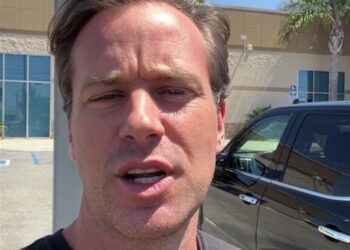L’attore Armie Hammer al verde: ''Vendo il pickup, non posso permettermi la benzina''