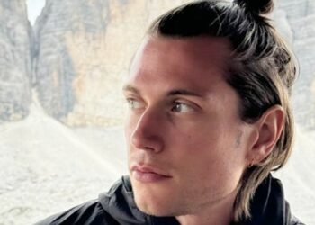 Benjamin Mascolo, nuova vita e nuovo look: il cantante in vacanza mostra i capelli lunghissimi 