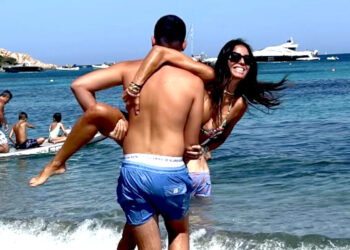 Elisabetta Gregoraci e il figlio Nathan Falco tra giochi e scherzi in spiaggia