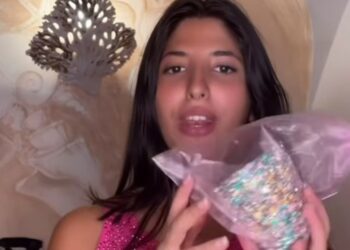 La figlia di Maria Monsè Perla Maria mostra i regali ricevuti per i 18 anni