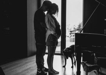 Ultimo e Jacqueline volano in America poco prima del parto: ecco il probabile motivo per cui il figlio nascerà negli USA