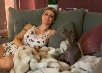 Michelle Hunziker canta insieme al suo levriero Odino