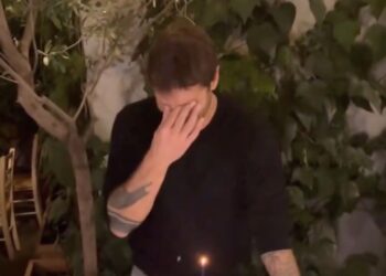 Stefano De Martino in lacrime alla festa per i suoi 35 anni