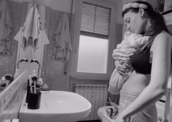 Rosalinda Cannavò mostra la sua quotidianità con la bimba che vuole sempre stare in braccio