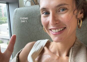 Bianca Balti inizia la chemioterapia accanto alle figlie e al nuovo compagno