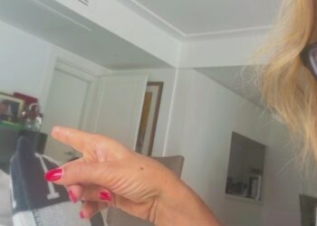 Sonia Bruganelli vive ad una porta di distanza dall'appartamento dell’ex marito Paolo Bonolis: guarda la casa