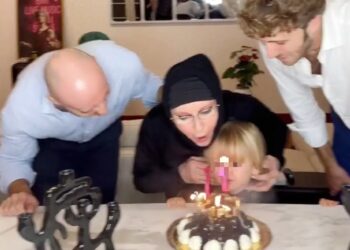 Eleonora Giorgi compie 71 anni e festeggia con il figlio, la nuora e il nipotino