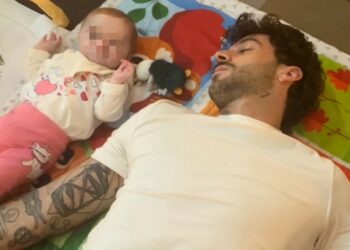 Andreas Muller si addormenta mentre controlla le gemelline