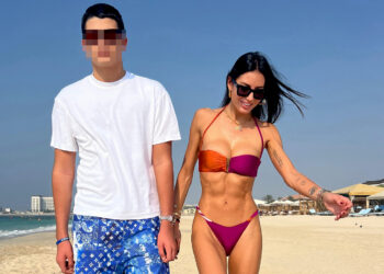 Elisabetta Gregoraci in bikini a fine ottobre: vacanza da single a due col figlio Nathan, foto