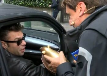 ''Paghi con una bella querela'': Fedez minaccia azioni legali a Staffelli che gli chiedeva dei suoi 'bodyguard' ultrà arrestati