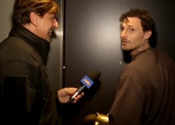 Cristiano Iovino incalzato sulla rissa con Fedez da Staffelli fino alla porta di casa: appare per la prima volta in tv, sorridente e baldanzoso