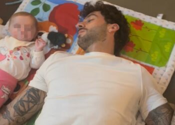 Andreas Muller si addormenta dalla stanchezza mentre controlla gemelline, Veronica Peparini riprende tutto: guarda