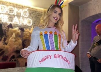 Il chirurgo dei vip Giacomo Urtis festeggia 47 anni vestito da torta: le immagini del compleanno a Milano