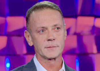 ''Non riesco a far finta che tutto vada bene'': Rocco Siffredi scoppia a piangere in tv per la 'croce' data ai figli