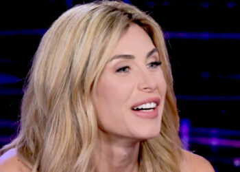 Paola Caruso felicissima e con le lacrime agli occhi annuncia in tv il suo matrimonio: ecco chi sposerà e quando