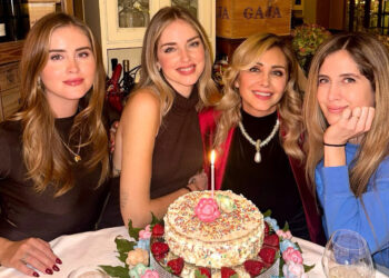 ''Grazie a te non ho mai smesso di lottare'': Chiara Ferragni festeggia con le sorelle i 63 anni della mamma Marina, foto